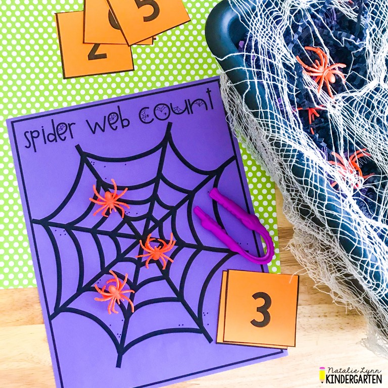 Spider counting math mat free Halloween math centers for preschool pre-K kindergarten